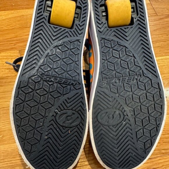 Youth Size 5 Heelys Flames Wheeled Shoes Sneakers - Picture 3 of 6